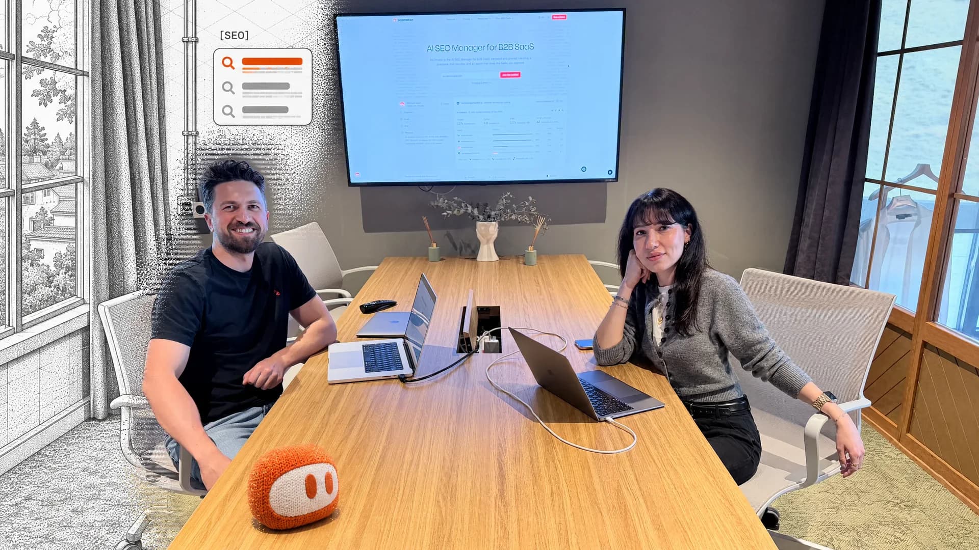 Emre Elbeyoglu, der Gründer von SEOmator (links), und Simay Akkurt, Digital Marketing Director von Flatart, an einem Besprechungstisch, auf dem Bildschirm an der Wand die SEOmator-Startseite. Der linke Rand des Fotos, die Vorhänge und ein leerer Stuhl, ist als gepunktete Bleistiftzeichnung neu gezeichnet, mit einem orangen SEOmator-Agenten aus Plüsch auf dem Tisch.