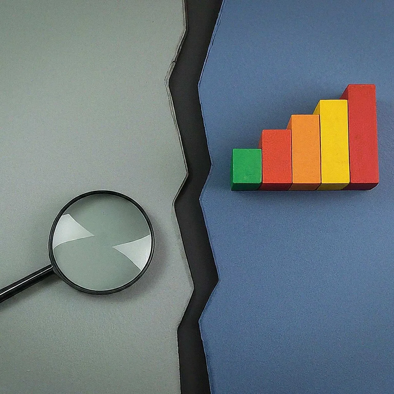 magnifier on the left sie and a bar graph on the right side