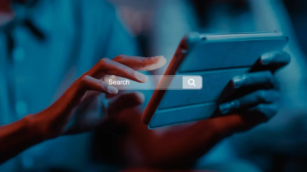eine Suchleiste und eine Person, die ein Tablet benutzt