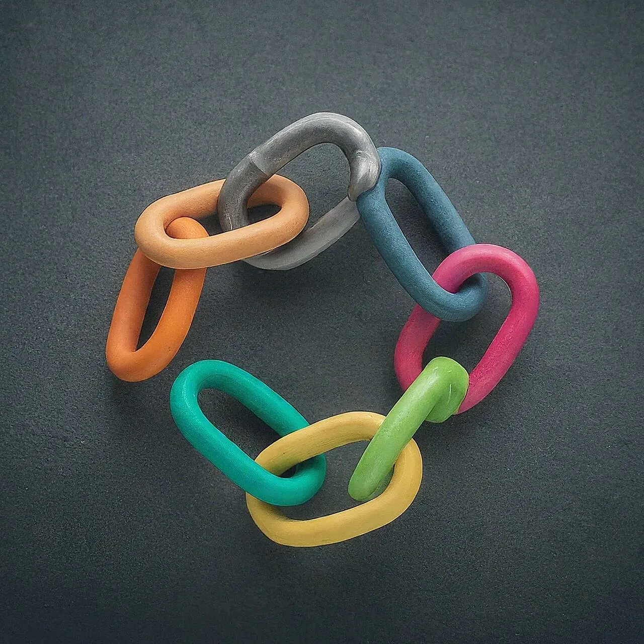 link building symbol with chains